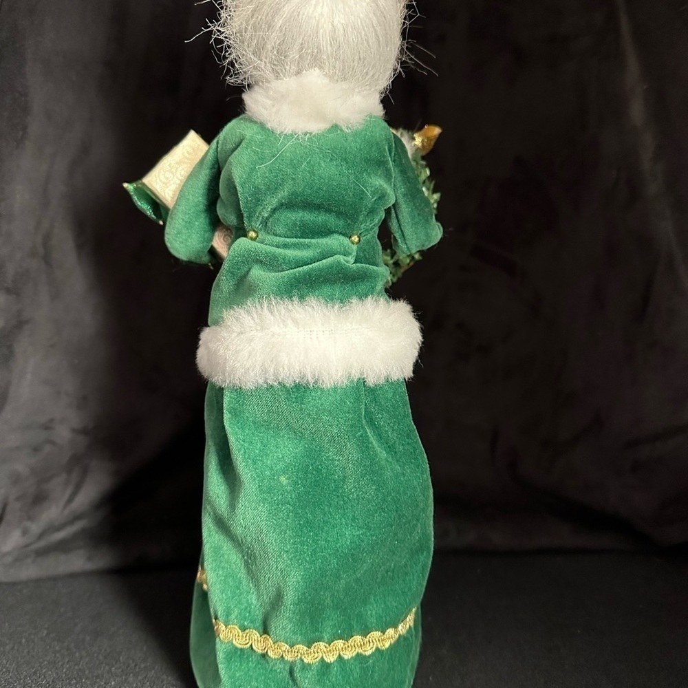 Byer’s‎ choice, 2006 Irish Saint Patrick caroler Victorian lady wreath presents - Picture 9 of 10